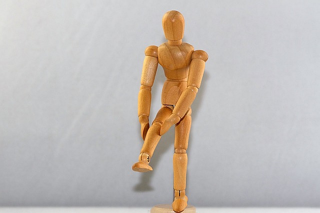 Knee pain wooden figure