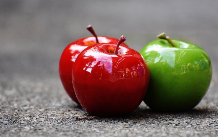 Shiny red and green apples