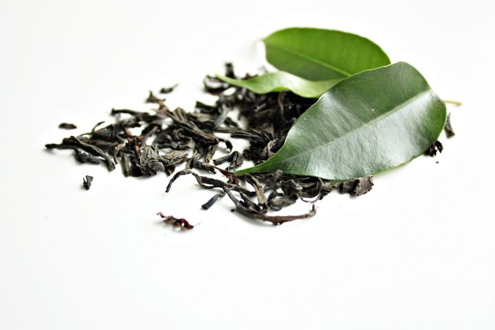 dry and green tea leafs